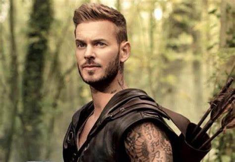 première photo du slide : M.Pokora dans la comédie musicale Robin des bois